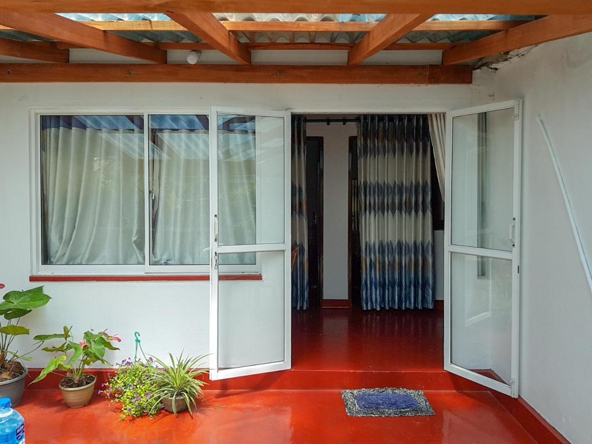 Hikkaduwa Backyard Beach Homestay Galle Exterior photo